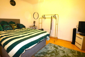 Large Comfy Studio Flat, Next to Dartford Town Centre, Separate Kitchen, Wifi